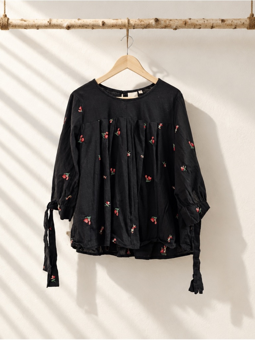 Lauren Conrad Black Floral Tie-Sleeve Women's Blouse